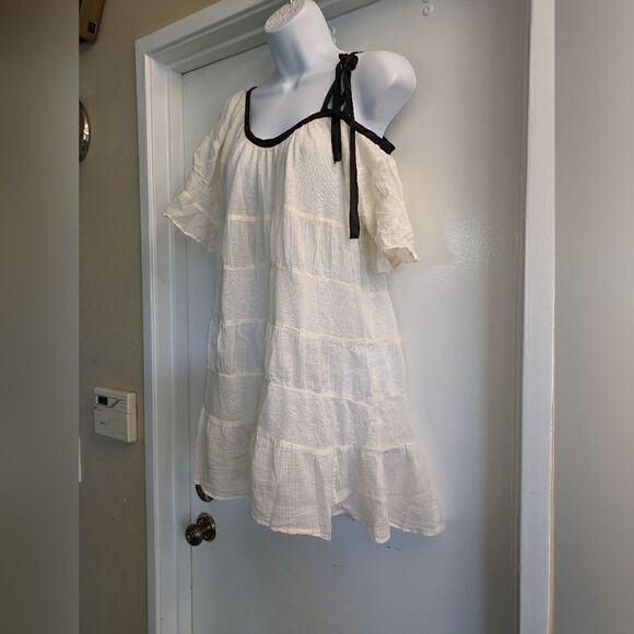 SUPER cute & UNIQUE one shoulder dress by FREE PEOPLE! Zoom in 4 all the details - Picture 2 of 5